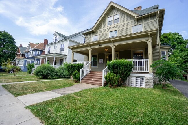 Building Photo - Spacious Single Family Home Available 8/1/26