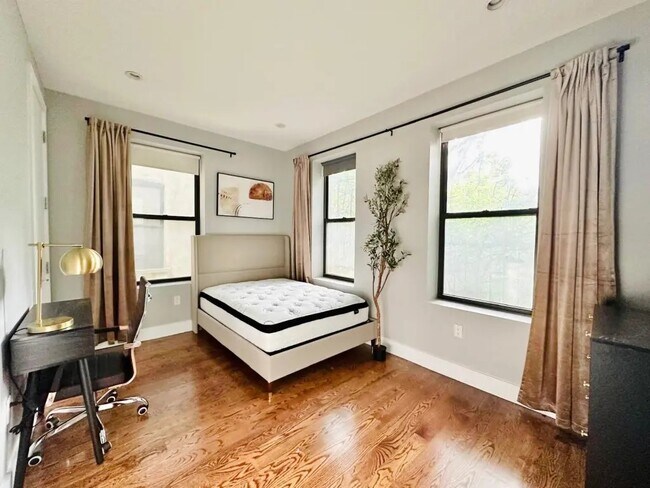 Building Photo - Furnished room/NOT APARTMENT
