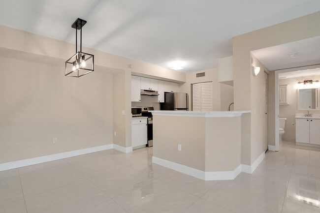 Building Photo - 611 Villa Cir