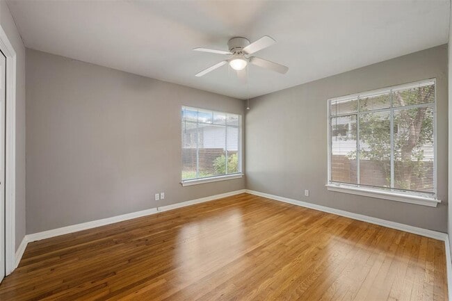 Building Photo - 2605 W 49th St