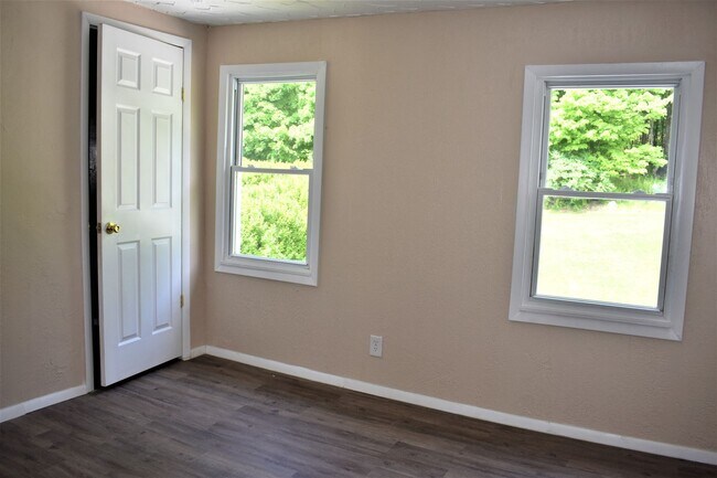 Building Photo - LEASE PENDING AS OF 05/06/2025: Lovely 3 b...