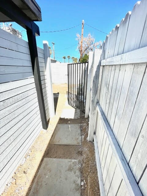 Building Photo - Renovated. with private yard!!!