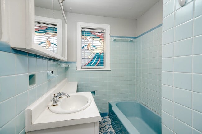 Building Photo - 1741 Oak Dr