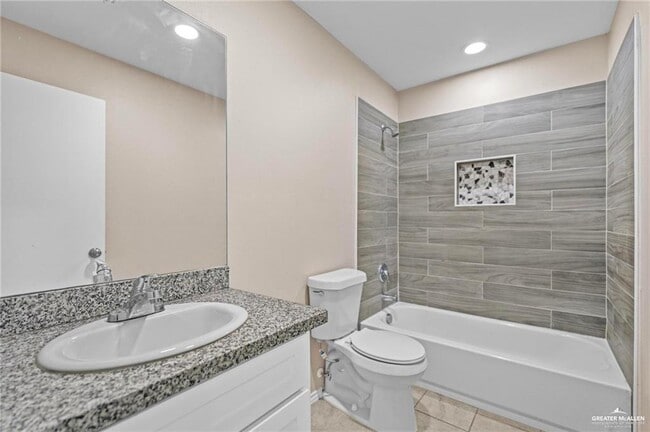 Building Photo - 16 E St