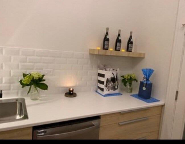 Building Photo - Knott House