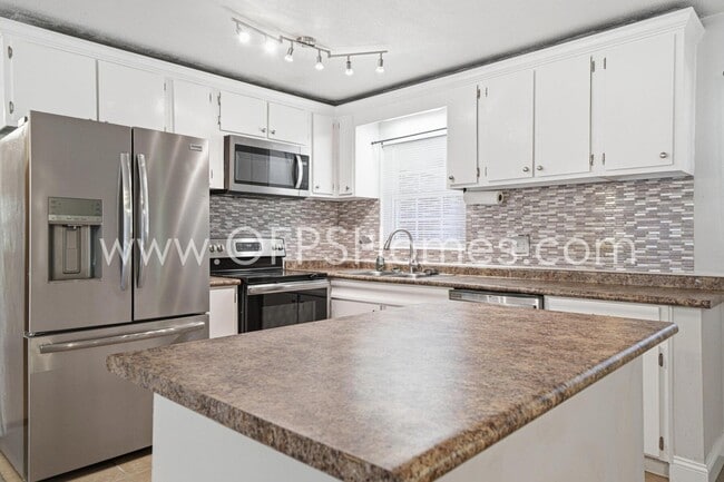 Building Photo - 127 Judith Dr