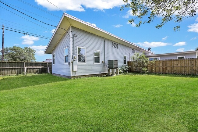 Building Photo - 2328 Wimcrest St