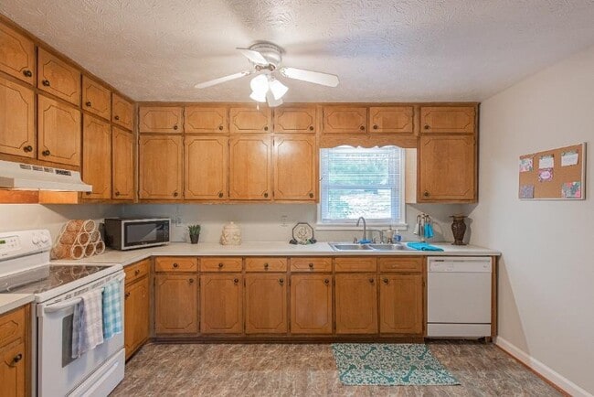 Building Photo - 2650 Montego Dr