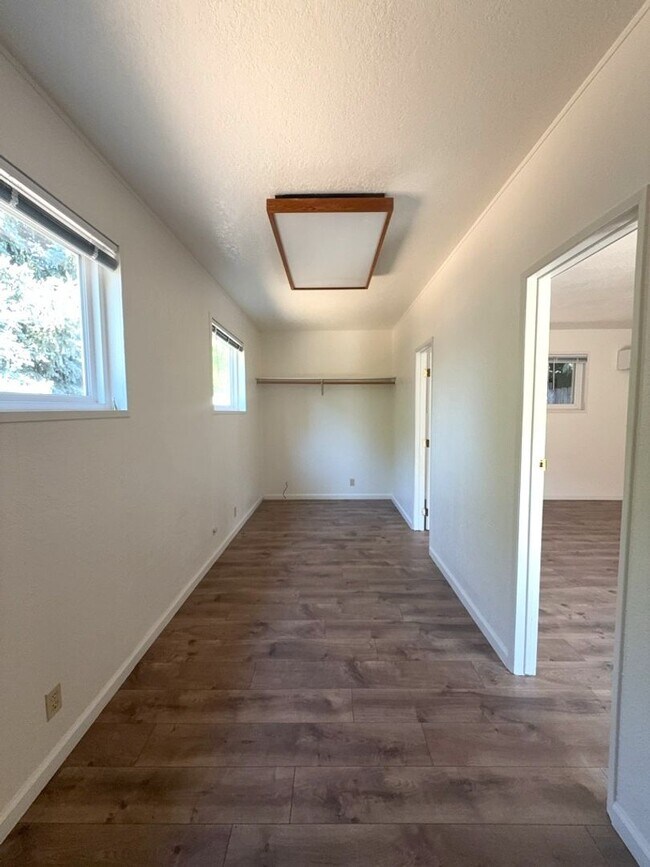 Building Photo - 615 Beverly Way