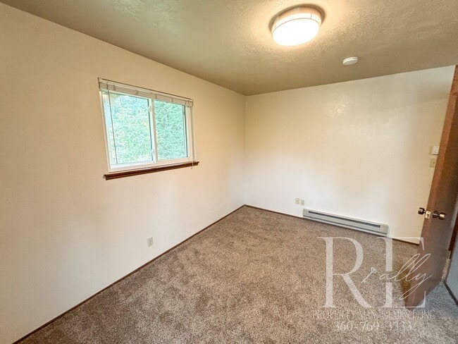 Building Photo - Charming 2-Story Duplex in Silverdale