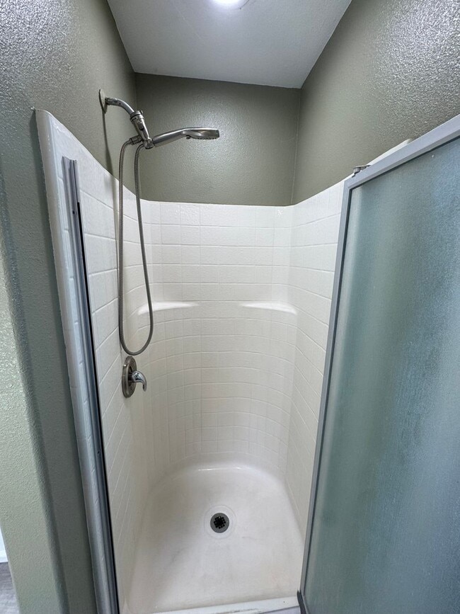 Building Photo - 4-Bedroom Home with Updated Kitchen and Co...