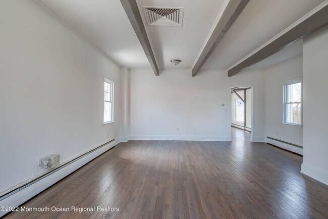 Building Photo - 109 E River Rd