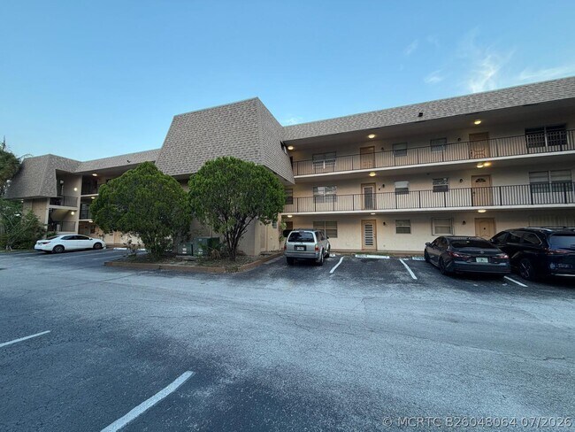 Building Photo - 615 S State Rd 7