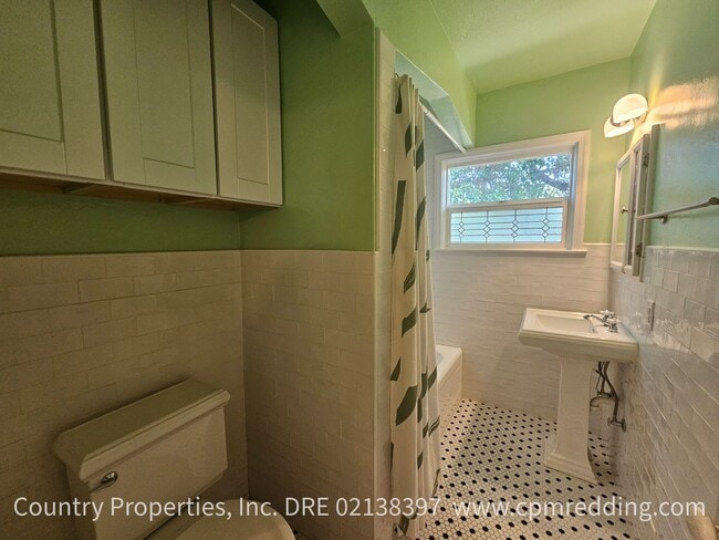 Building Photo - Available Now! Downtown 3-Bedroom with Old World Charm and Modern Amenities!