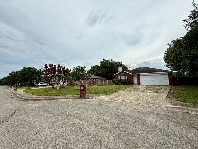 Building Photo - Beautiful 3 bedroom, 2 bathroom home in th...