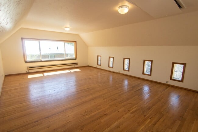 Building Photo - 802 S 10th St
