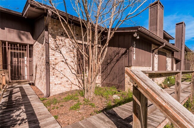 Building Photo - 514 Hickory Dr