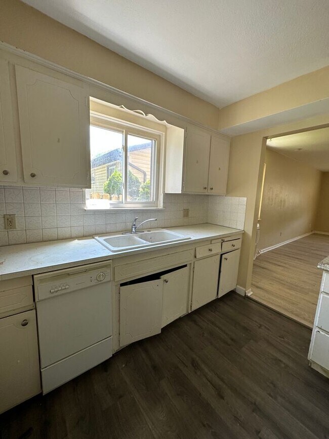 Building Photo - 8137-8137 Reed Ave