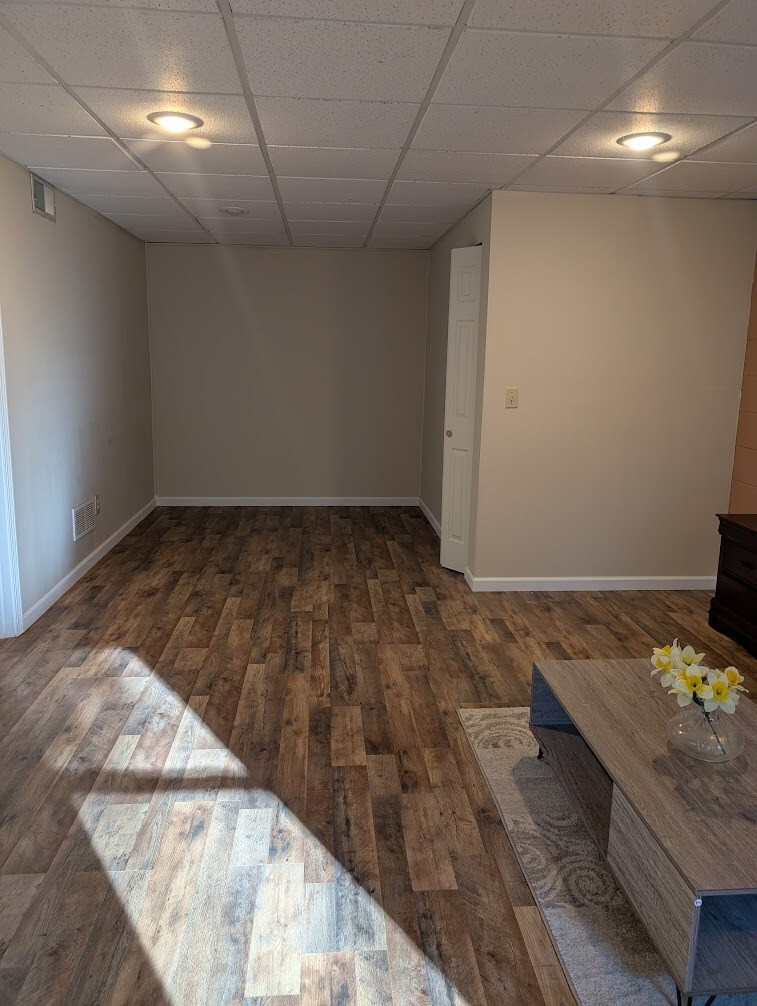 Building Photo - Room in Apartment on Karl Ct