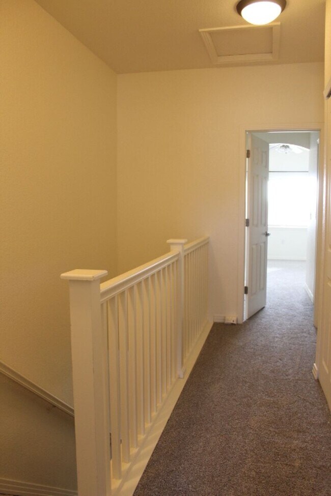 Building Photo - Beautiful 3 BR/3 1/2 BA Townhouse in Stonegate!!