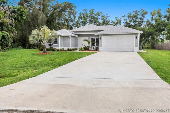 Building Photo - 419 SW Namoit Pl