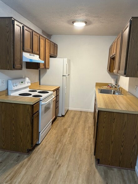 Building Photo - 1544 Cedarwood Dr