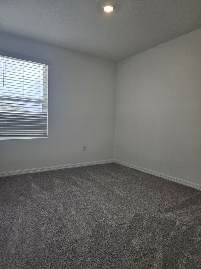 Building Photo - Townhome in The Townhomes of River Landing