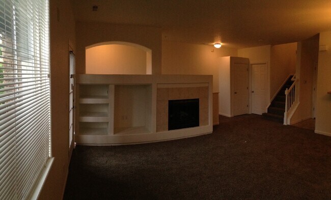 Building Photo - "Spacious 2-Bed, 2-Bath Condo Gem with Garage in Vibrant Denver Locale!"