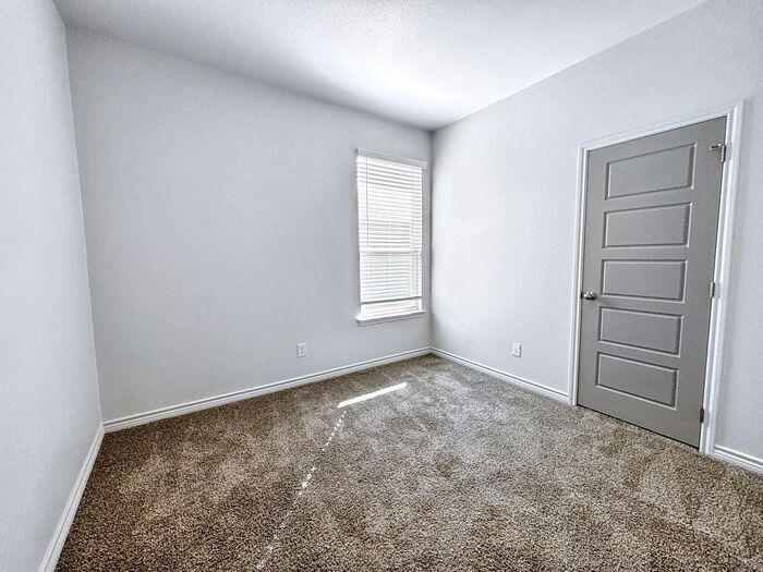 Building Photo - 722 Freedom Cir
