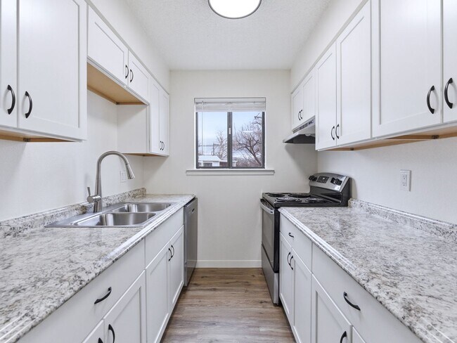 Building Photo - Modern 2 Bed, 1 Bath apartment, close to shopping.