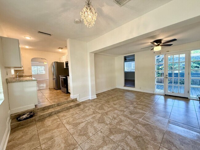 Building Photo - Euclid/Woodlawn Roommate Dream 4/3 home