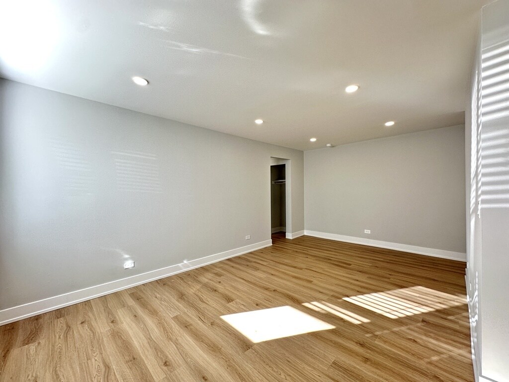 Building Photo - 535 W Aldine Ave