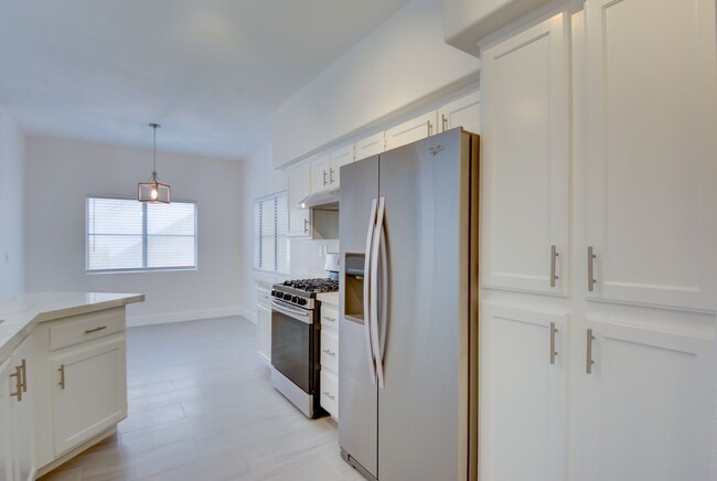 Building Photo - UPGRADED 2 BEDROOM CONDO!