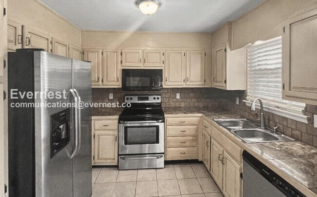 Building Photo - 3 Bed/2 Bath Home with Garage / Pet-Friendly / Vouchers Accepted / Available Now!