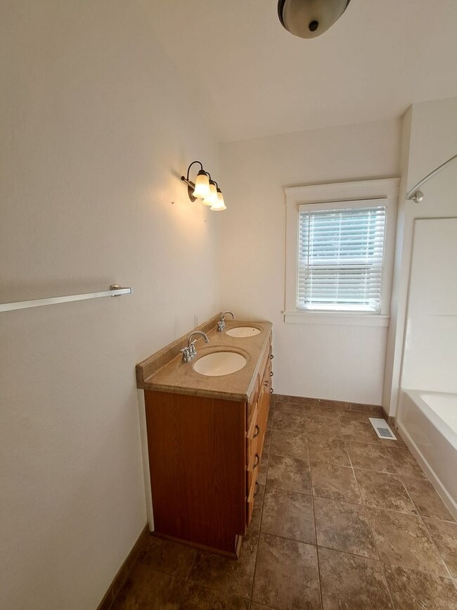 Building Photo - Spacious & Great Design Home in Dixon