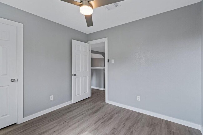 Building Photo - 700 Creekmont Dr