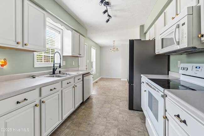 Building Photo - 558 Wiregrass Rd