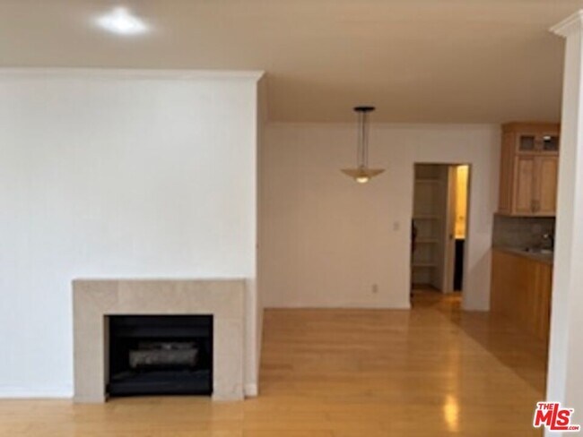 Building Photo - 11645 Montana Ave