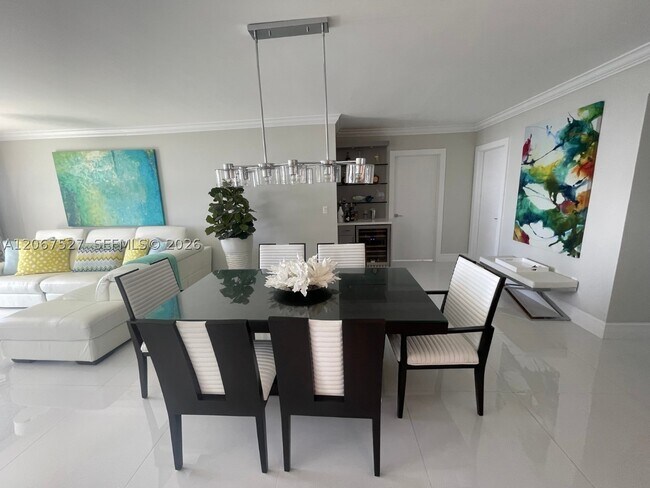 Building Photo - 5001 Collins Ave
