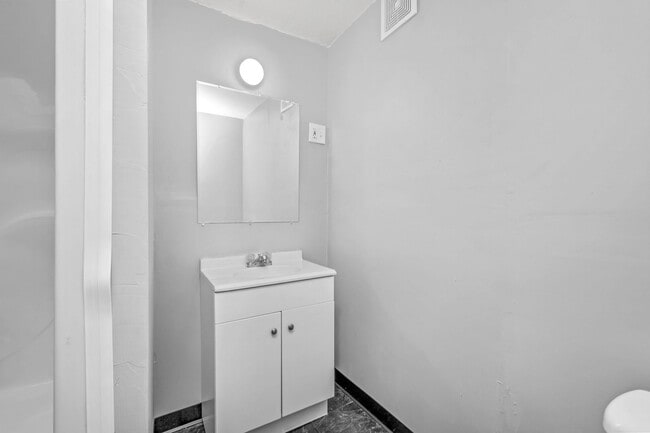 Building Photo - Stunning 3 bedroom home in McKees Rocks av...