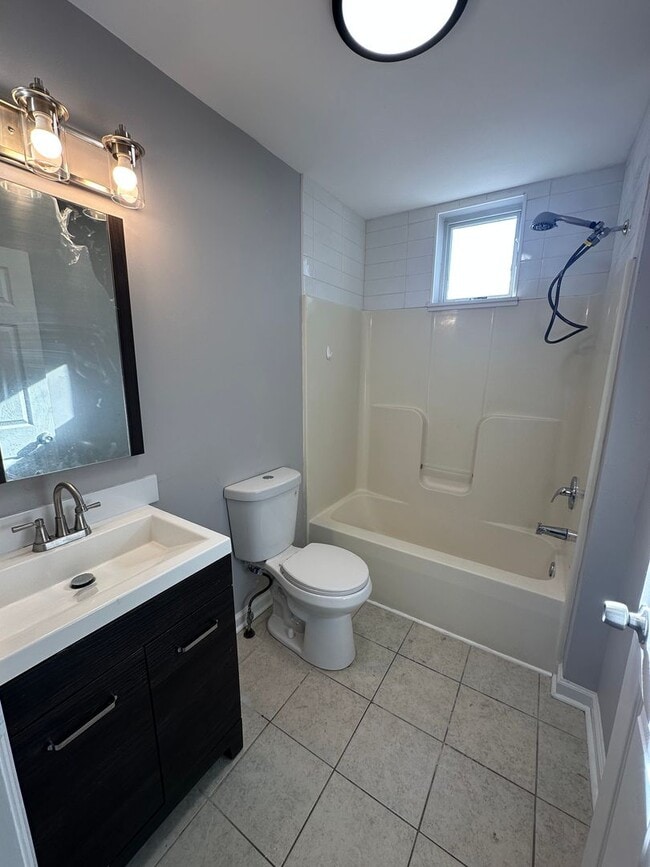 Building Photo - Beautifully renovated 3 Bed, 1.5 bath available. Section 8 welcomed!