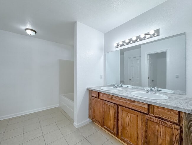 Building Photo - Renovated 3/2 House w/ New Paint/Flooring,...
