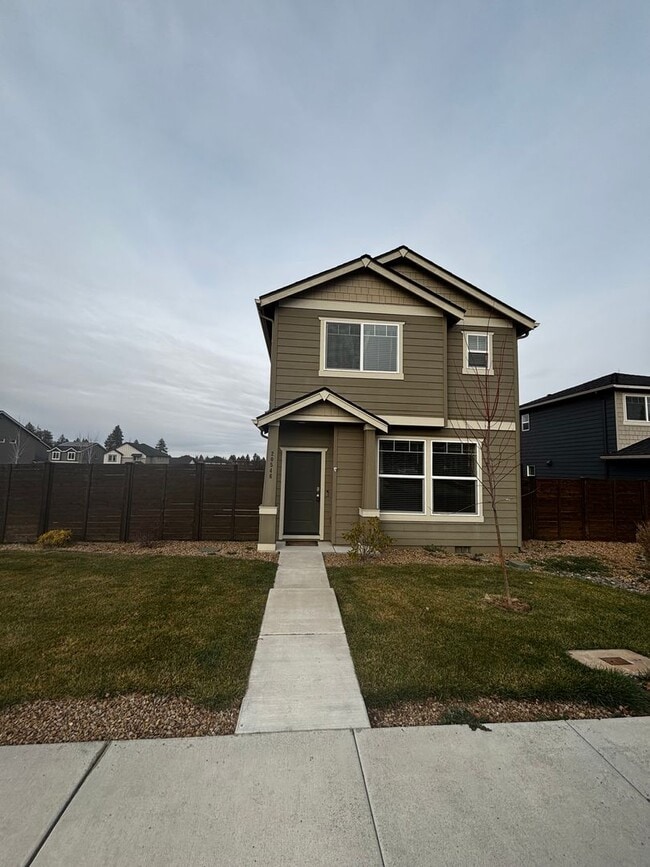 Building Photo - Newer SE 3 Bdrm House, All Appliances incl W/D, Air Cond, Community Pool, Double Garage