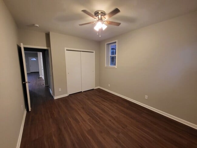 Building Photo - Completely Renovated New and Open Concept ...