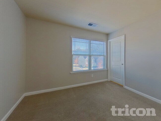 Building Photo - 3303 Lowland Dr