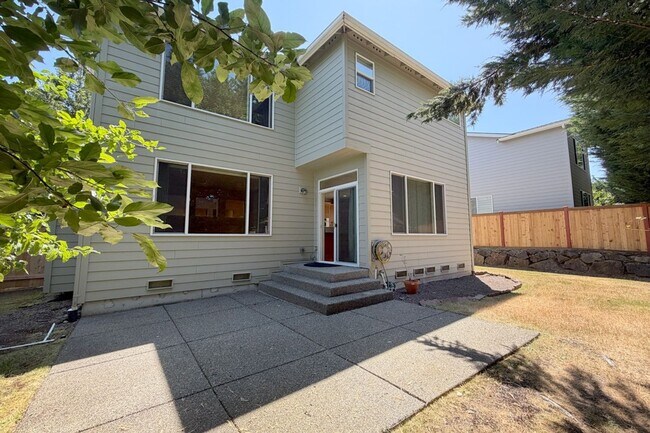 Building Photo - 5Bd/2.75Ba Sammamish Home