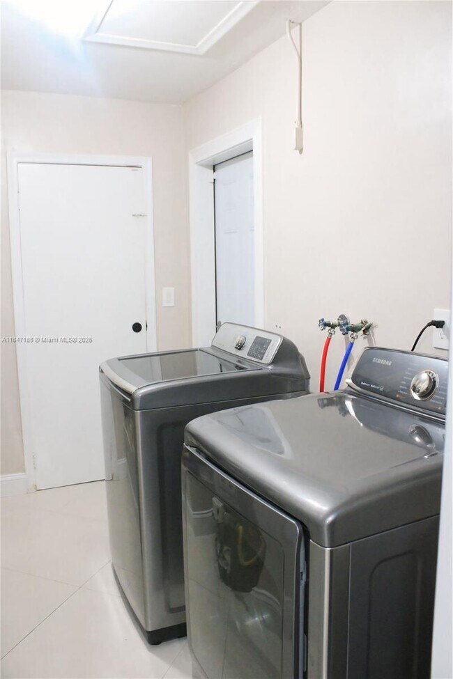 Building Photo - 8457 Sheraton Dr