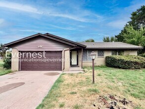 Building Photo - 4 Bed/2.5 Bath Home with Fenced Yard & Garage / Available Now!