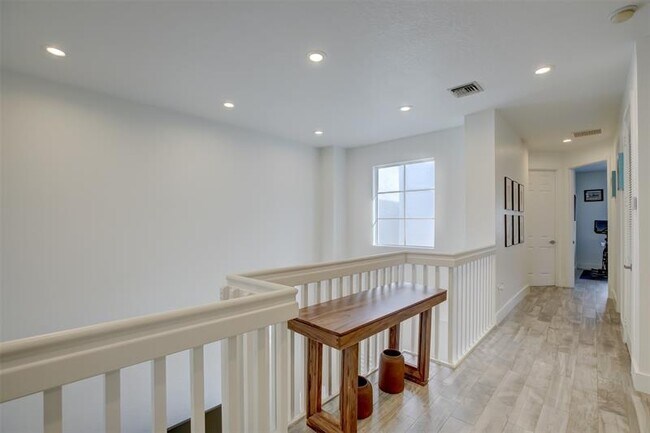 Building Photo - 131 S E 7th Way