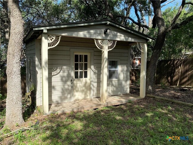 Building Photo - 920 Encino Dr